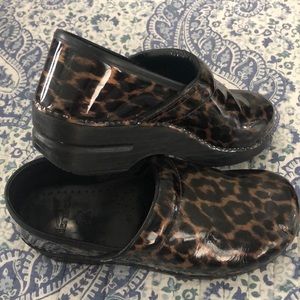 Dansko Leopard Patent Leather Size 41 Clogs